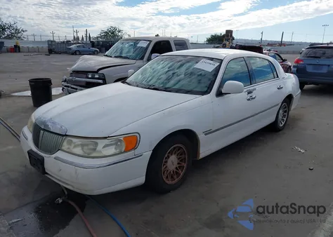 2002 Lincoln Town Car Signature from USA, damaged, VIN 1LNHM82W42Y656838